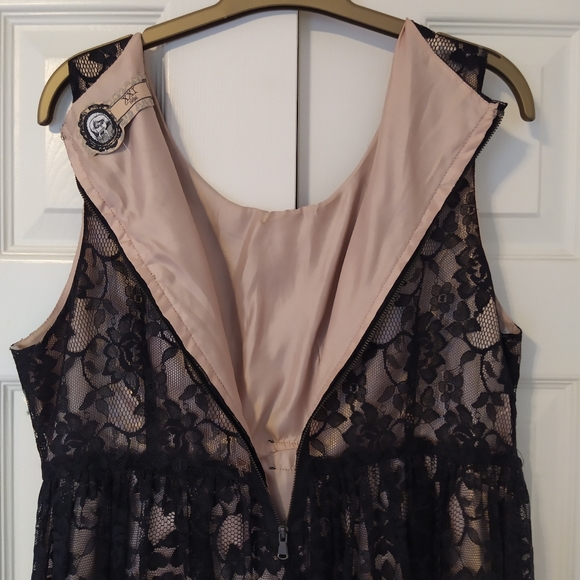 Black Lace Overlay Sleeveless Dress - Picture 5 of 7